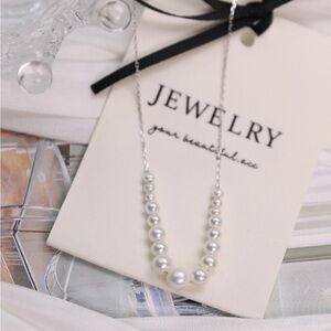 Gradient Sized Pearl Smile Necklace